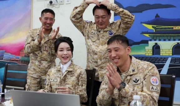韓國第一夫人穿軍裝被批搶總統(tǒng)風(fēng)頭 應(yīng)該好好對自身加強(qiáng)管理