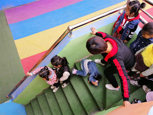 學前教育的老師怎么防止孩子磕碰 怎么做能夠避免幼兒園孩子受傷