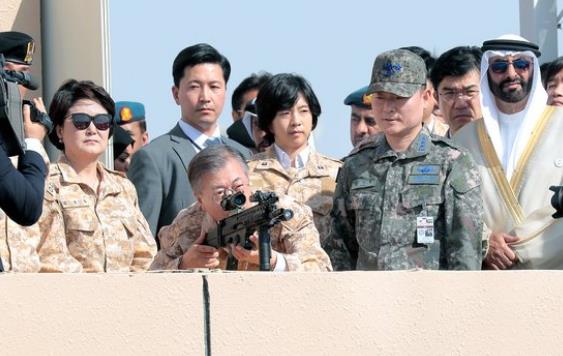 韓國第一夫人穿軍裝被批搶總統(tǒng)風(fēng)頭 應(yīng)該好好對自身加強(qiáng)管理