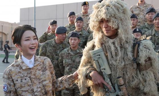韓國第一夫人穿軍裝被批搶總統(tǒng)風(fēng)頭 應(yīng)該好好對自身加強(qiáng)管理