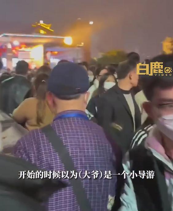 游客洪崖洞花30元找當(dāng)?shù)卮鬆敵?只花2分鐘:網(wǎng)友道出真相