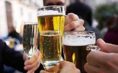 喝啤酒第二天拉屎出血怎么回事  喝了啤酒第二天拉屎出血了怎么辦