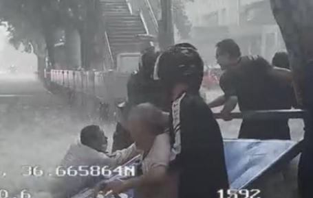 老人被沖倒 公交司機(jī)用車擋住激流 正能量，溫心！