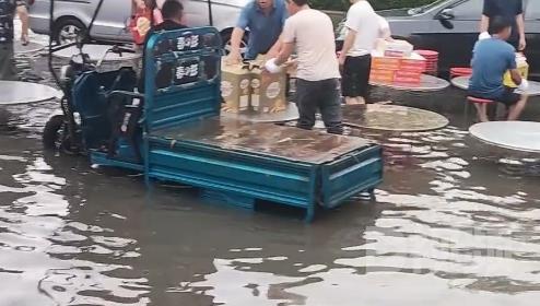 河南大暴雨賓客坐積水中吃席，積水高達膝蓋位置