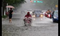 上海暴雨 高架橋成“高架河” 別忘了積水路面交通安全