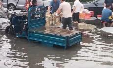 河南暴雨 賓客坐積水中吃席，因為白事沒法換地方