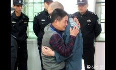 男子與父母失散25年后在監獄認親，怎么回事？