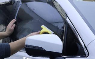 汽車剛貼膜有一點小水泡正常嗎？